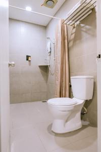 瓜埠Chill Suites Langkawi的一间带卫生间和淋浴的浴室
