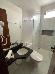 塞古罗港Hotel Portal do Descobrimento的一间带水槽、卫生间和淋浴的浴室