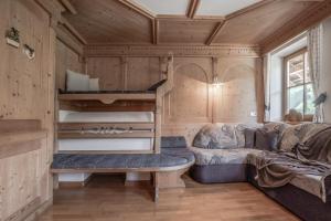 圣马蒂诺-因巴迪亚Apartment Dolomites Nest的带沙发和双层床的客厅