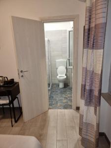 那不勒斯Sognando Positano的一间带卫生间的浴室和一扇通往客房的门