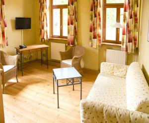 弗隆海姆艾斯本霍夫酒店及酒厂的客厅配有沙发、椅子和桌子