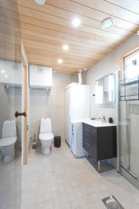 阿卡斯洛姆波罗Korpi的浴室配有卫生间、盥洗盆和淋浴。