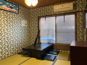 京都哈纳基亚的带沙发和窗户的客厅