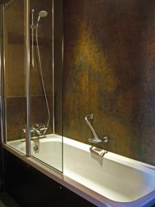 布雷得佛修道院住宿酒店的带淋浴的浴室和玻璃门