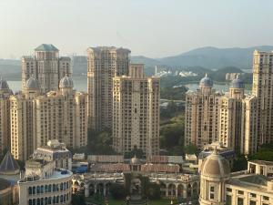 孟买Maxxvalue Apartment Hiranandani Powai - RH5的享有大城市和高楼的景色