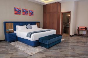 亚的斯亚贝巴South Gate Hotel Apartment的一间卧室配有一张蓝色框的大床