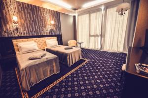 蒂米什瓦拉冰雪SPA度假酒店的酒店客房设有两张床和窗户。