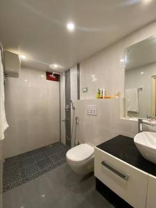 因帕尔LEISHA Duplex的一间带卫生间、水槽和镜子的浴室