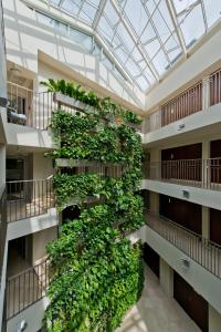 帕兰加Mana Suites & Sea的绿色植物墙的建筑