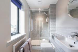 格洛斯特Elliot Oliver - Luxurious Two Bedroom Apartment With Parking的带淋浴、卫生间和盥洗盆的浴室