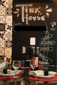 帕尔马斯Casa Pequena, Completa e Aconchegante - Tiny House的一张桌子,上面放着两杯酒和一瓶葡萄酒