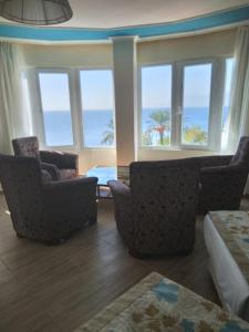 安塔利亚森德尔酒店的客厅配有两把椅子和海景窗户