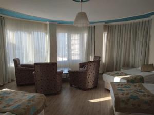 安塔利亚森德尔酒店的酒店客房带两张床、椅子和窗户