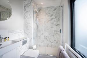 格洛斯特Elliot Oliver - Stunning Three Bedroom Penthouse With Large Terrace & Parking的带淋浴、卫生间和盥洗盆的浴室