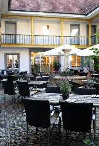 巴德楚尔察赫祖尔瓦格酒店的室外餐厅设有桌椅和遮阳伞。