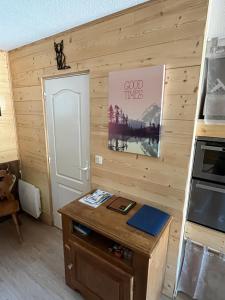 普雷芒翁Babaute 7, studio typique au pied des pistes的一间设有木墙、桌子和门的房间