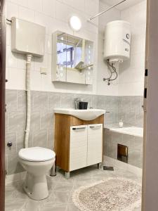 贝尔格莱德Grand Royal的一间带卫生间、水槽和镜子的浴室