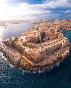 瓦莱塔MCC Suites Valletta的海洋岛屿的空中景观