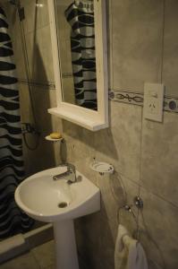科隆Altavista Aparts的一间带水槽和镜子的浴室