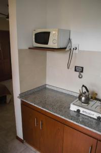 科隆Altavista Aparts的厨房台面上的一个微波炉