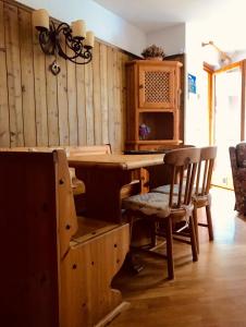 卡里索洛Appartamento Il nido的厨房配有木制书桌和椅子