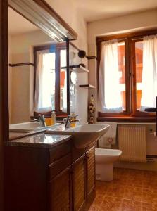 卡里索洛Appartamento Il nido的一间带两个盥洗盆和卫生间的浴室