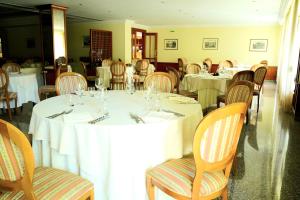 菲乌吉HOTIDAY Resort Fiuggi的用餐室配有桌椅和玻璃杯