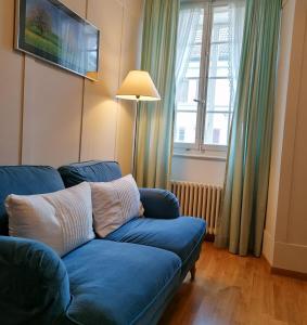 巴德楚尔察赫祖尔瓦格酒店的客厅设有蓝色沙发,配有窗户