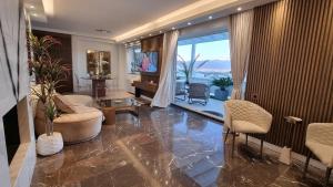 雅典One 360 Skyline Athens Penthouses的海景客厅