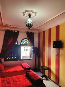 舍夫沙万塞维利亚酒店的一间卧室设有红色的床和窗户。