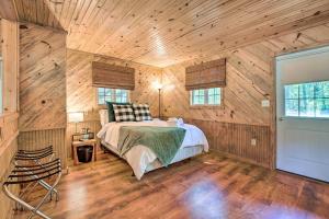 BellsIdyllic Cabin with Fire Pit, Kayak On-Site!的小木屋内一间卧室,配有一张床