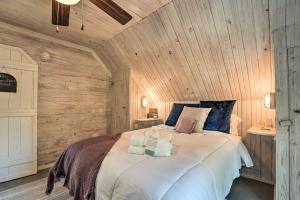 BellsUnique Loft Cabin Fire Pit and Fishing Access!的卧室配有一张木墙内的大床