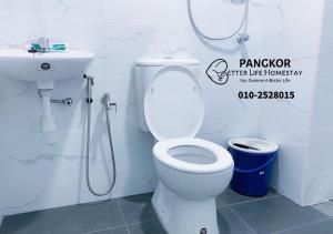 邦咯Pangkor Pasir Bogak Apartment 2Rooms 2Bathrooms near beach 6pax FREE WIFI的一间带卫生间和水槽的浴室