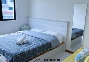 邦咯Pangkor Pasir Bogak Apartment 2Rooms 2Bathrooms near beach 6pax FREE WIFI的一间卧室,床上有泰迪熊