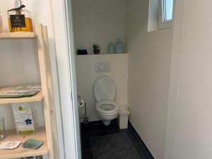 德塞尔Fokus PraktijkHuis的一间小浴室,内设卫生间