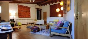 贝尔维尔德赛当亚Alberg Rural La Rectoria de Pedra的客厅配有蓝色的沙发和桌子