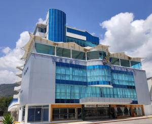 MéridaTibisay Hotel Boutique Mérida的一座高大的建筑,设有蓝色的窗户