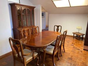 拉巴斯Apartamento de lujo con jardines paisajísticos的一间带木桌和椅子的用餐室