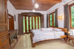 JarakanDream Village的一间卧室设有一张床和一个大窗户