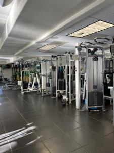 圣海伦娜维德昂酒店的健身房设有大型房间,配有许多机器