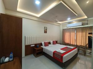 Sri Aswin Grand客房内的一张或多张床位