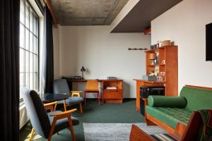 布鲁克林Ace Hotel Brooklyn的客厅配有绿色沙发和椅子