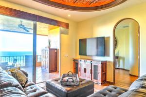 佩尼亚斯科港Oceanfront Puerto Peñasco Villa in Luxury Resort!的带沙发和平面电视的客厅