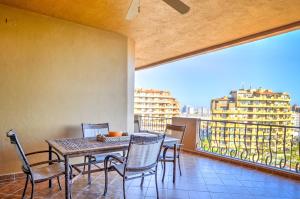 佩尼亚斯科港Oceanfront Puerto Peñasco Villa in Luxury Resort!的美景阳台配有桌椅