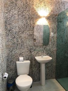 若昂佩索阿THEMATIC POUSADA的一间带卫生间和水槽的浴室