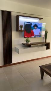 波拉马尔¡Hermoso Apartamento en Loma Real!的客厅设有壁挂式平面电视。