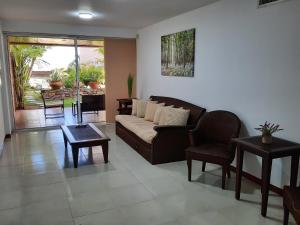 波拉马尔¡Hermoso Apartamento en Loma Real!的客厅配有沙发和椅子