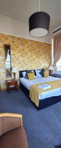 伊斯特布恩亚历山大酒店的酒店客房设有两张床和窗户。
