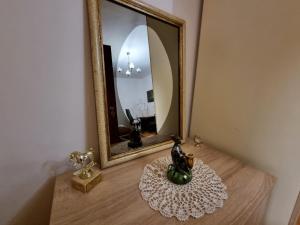 索非亚Tsar Simeon, 2 bedroom, living room and fireplace的镜子和桌子上的花瓶