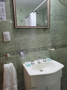 埃尔卡拉法特Ruca Nel的浴室设有白色水槽和镜子